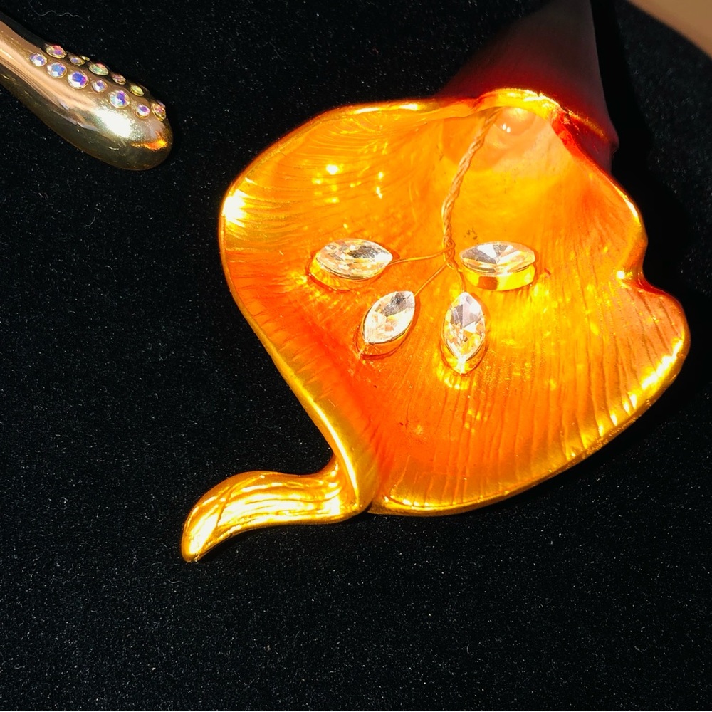 Authentic Betsey Johnson Necklace - Gold Plated Calla Lily Hinge Statement NWT - Picture 5 of 14